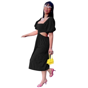 Détail de la robe noire pour femme avec taille ajourée et manches bouffantes stylées