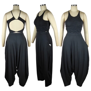 Vue détaillée du dos d'un ensemble deux pièces pour femme avec crop top et pantalon harem