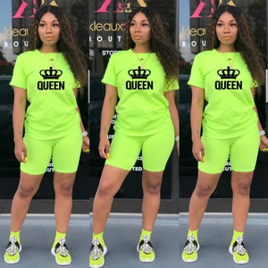 Détail de l'ensemble de sport vert citron avec imprimé couronne Queen noir sur le t-shirt