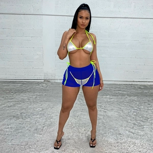 Set bikini tre pezzi con top argento e pantaloncini copricostume in rete blu