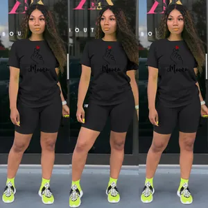 Dettaglio della stampa Mama heart su un completo sportivo nero a due pezzi con shorts
