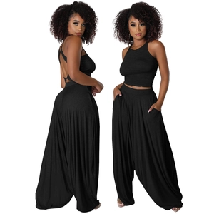 Vue avant et arrière d'un ensemble haut court licou et pantalon sarouel noir pour femme