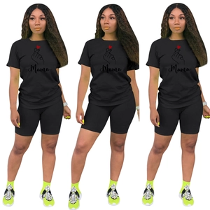 Dettaglio del set t-shirt nera con stampa Mama heart e pantaloncini da ciclista