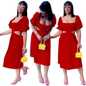 Vues de face et de profil d'une robe midi rouge à manches bouffantes et découpes à la taille