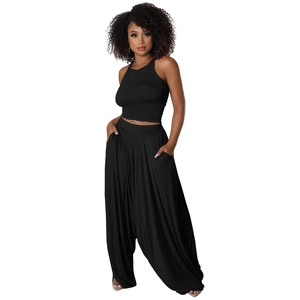 Détail d'un ensemble deux pièces noir en coton avec haut dos nu et pantalon sarouel