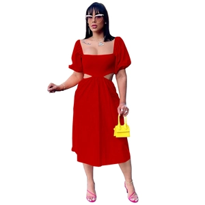 Vue détaillée d'une robe rouge à manches lanternes avec découpes à la taille et col en U