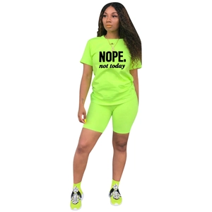 Dettaglio del completo sportivo verde neon due pezzi con stampa NOPE. not today