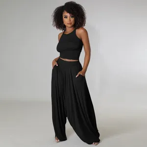 Détail d'un ensemble deux pièces en coton noir avec crop top côtelé et pantalon harem