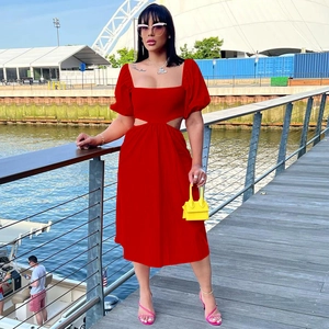 Détail montrant le col en U et les découpes à la taille de la robe rouge à manches