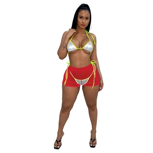 Bikini tre pezzi con paillettes argento, bordi giallo neon e copricostume in rete rosso