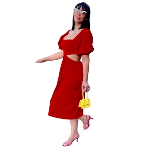 Détail de la robe midi rouge avec manches bouffantes et découpes à la taille sur fond blanc