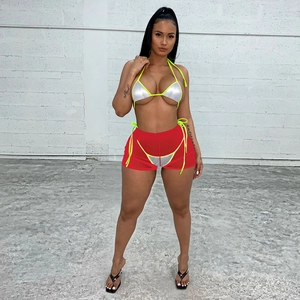 Set bikini tre pezzi con top argento e pantaloncini in rete rossa a vita alta