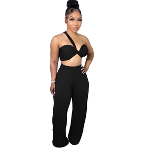 Ensemble deux pièces noir pour femme avec haut court licou et pantalon large taille haute