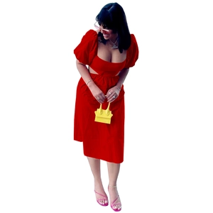 Détail de la robe rouge avec manches lanternes et découpes à la taille stylisées