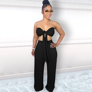 Détail de l'ensemble deux pièces avec haut bustier à nœud et pantalon large noir