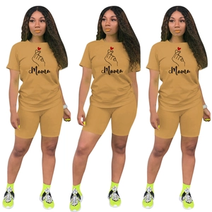 Dettaglio del set due pezzi giallo senape con stampa cuore Mama e pantaloncini da ciclista