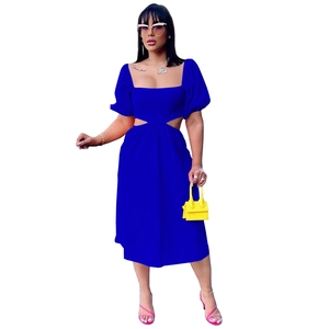 Détail de la robe bleu roi avec manches bouffantes et découpe à la taille élégante