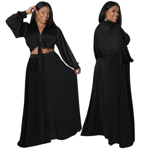 Completo due pezzi taglie forti in raso nero con top annodato e gonna lunga ampia