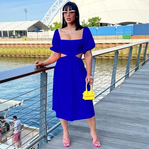 Gros plan d'une robe midi bleu roi avec détails ajourés à la taille et manches bouffantes