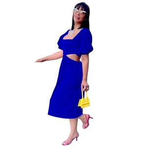 Détail de la découpe à la taille sur la robe bleue à manches bouffantes et col U