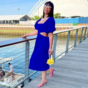 Robe midi bleu roi avec encolure carrée, manches bouffantes et détails de taille ajourée
