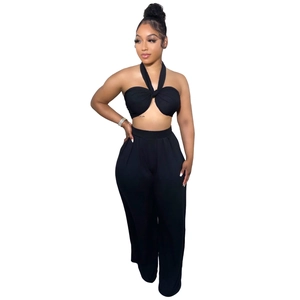 Détail de l'ensemble noir deux pièces avec haut dos nu et pantalon large à taille haute