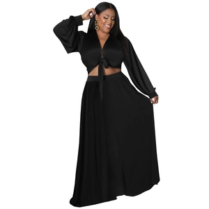 Dettaglio del set nero in raso con crop top a portafoglio e gonna lunga fluida