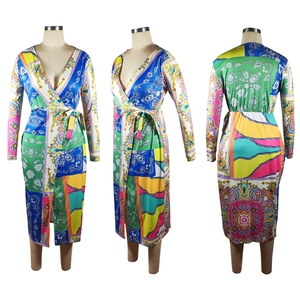 Dreiseitenansicht eines Boho-Wickelkleides mit buntem Paisleymuster und langen Ärmeln