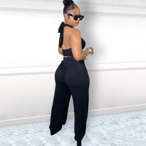 Détail d'un ensemble chic avec crop top noir dos nu et pantalon large pour femmes