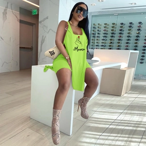 Detail von neongrünem Top mit Mama-Herz-Print und passenden Slim-Shorts an einem Model