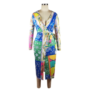 Detailansicht eines V-Ausschnitt Wickelkleids mit lebhaftem Paisley- und Mandala-Druck