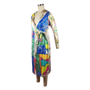 Detailansicht eines bunten Paisley-Maxikleids mit V-Ausschnitt und Taillenband