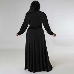 Vista posteriore di un abito lungo nero con vita alta, gonna ampia e morbido tessuto jersey