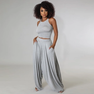 Ensemble femme deux pièces en coton avec haut plissé gris clair et sarouel large