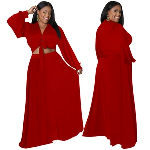 Dettaglio fronte e retro del completo rosso a due pezzi con top annodato e gonna lunga