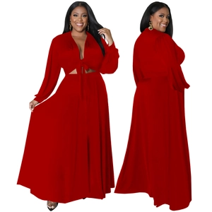 Dettaglio completo di set rosso due pezzi con top a fascia e gonna lunga maxi