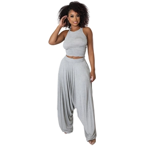Détail d'un ensemble gris en coton avec un haut court dos nu et un pantalon sarouel