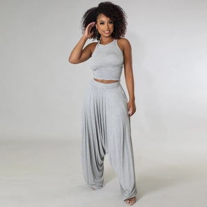 Détail de l'ensemble gris en coton avec haut dos nu et pantalon sarouel plissé chic