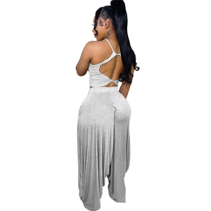 Vue arrière d'un ensemble gris en coton avec crop top dos nu et pantalon sarouel ample