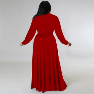 Vista posteriore di un set di abito lungo rosso taglie forti con gonna ampia