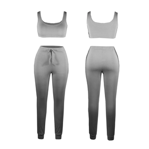 Dettaglio della trama a coste grigia su crop top e pantaloni a vita alta con coulisse
