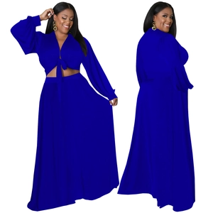 Dettaglio completo due pezzi blu reale con top a maniche lunghe e gonna lunga