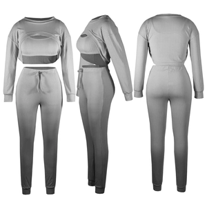 Completo tre pezzi in maglia a costine con sfumatura grigia, top e pantaloni sportivi
