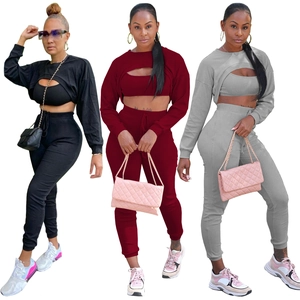Completo lounge tre pezzi in maglia a coste con top corto, canotta e pantaloni lunghi