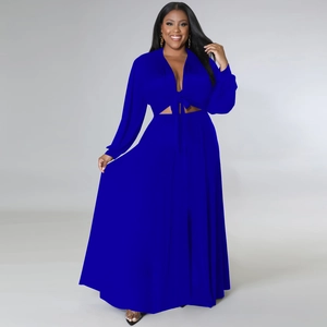 Dettaglio completo di set due pezzi blu reale curvy con top a incrocio e gonna maxi