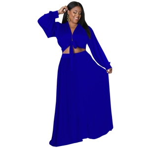 Dettaglio del completo blu navy due pezzi con top a V con lacci e gonna lunga a vita alta