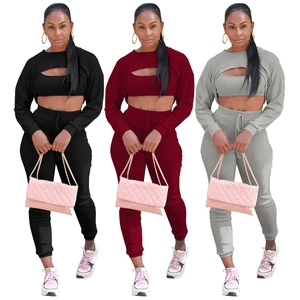 Completo tre pezzi in maglia a costine da donna con crop top e pantaloni sportivi