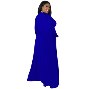 Dettaglio del vestito lungo taglie forti blu reale con maniche a lanterna e scollo a V