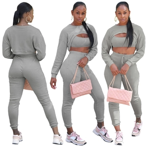 Vista dettagliata del set 3 pezzi grigio a coste con top a maniche lunghe e legging