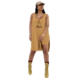 Detailansicht Khaki-Top-Set mit Mama-Text und Finger-Herz-Print für Muttertag-Outfits